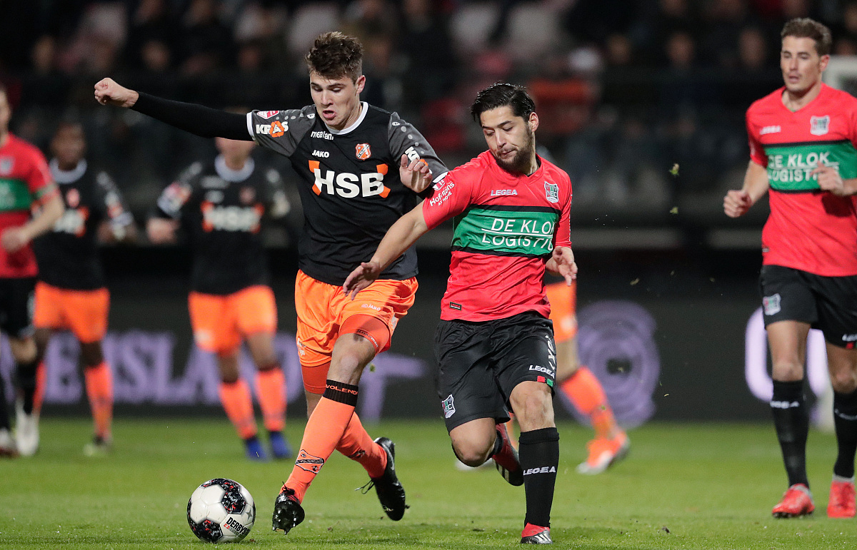 依旧保持着 依旧保持着